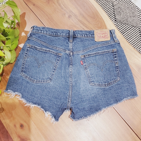 LEVIS (ARITZIA) 501 High Rise Denim Shorts Cut Offs - Picture 2 of 15